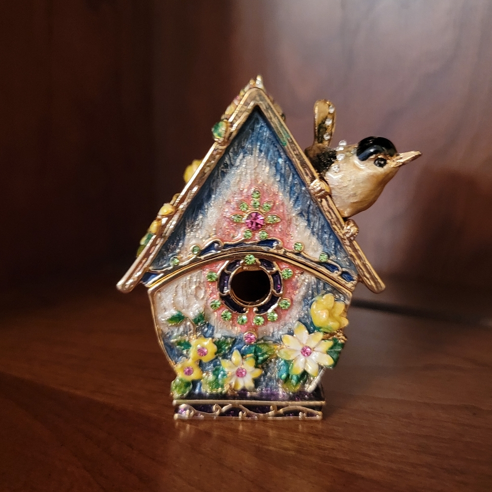 Collectible 🐦‍⬛ Beautiful Vintage "BIRDHOUSE" Enamel Keepsake Trinket Box